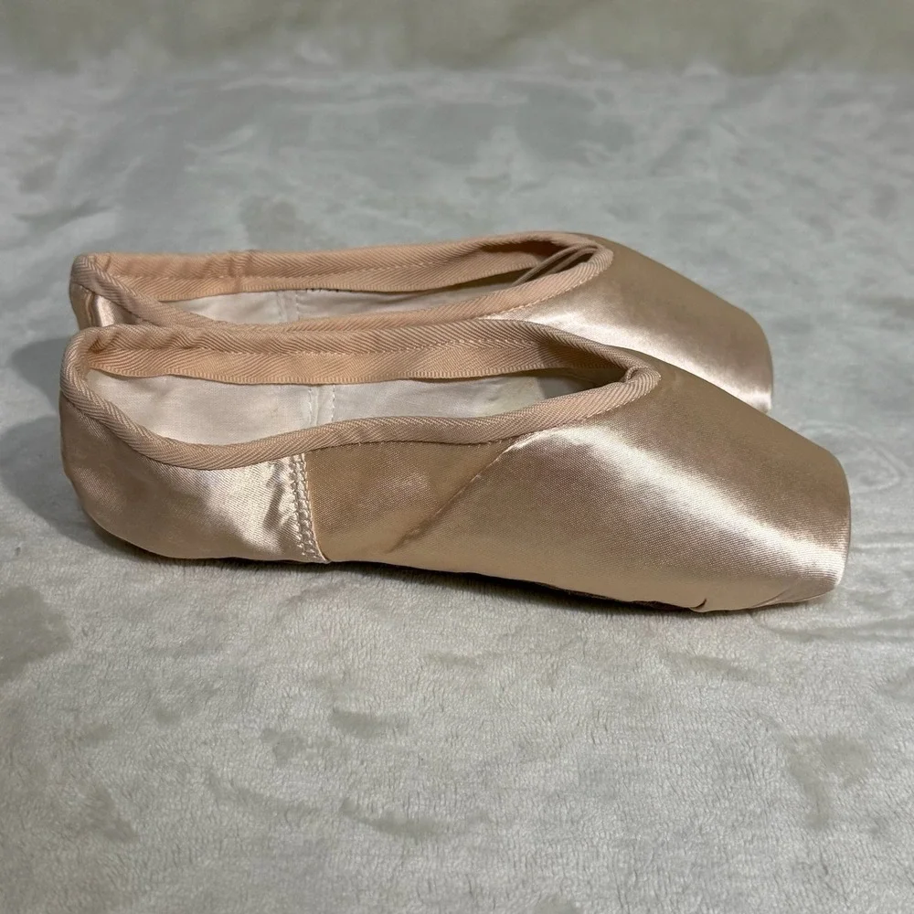 Nikolay Triumph Classic Pointe Shoes Shank Medium Width 4X Ballet Girls Size 3